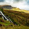 Wasserfall und Blick auf Old Man Storr, Isle of Skye von Lars van de Goor