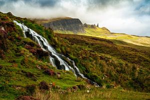 Wasserfall und Blick auf Old Man Storr, Isle of Skye