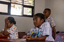 Schoolkinderen @ Arborek Island, Indonesie van Travel Tips and Stories