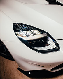 Vanquish Precision – Detailbehandeling van de koplampen van de Aston Martin Vanquish van Mohit Hambiria