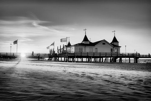 Op het strand van Ahlbeck op het eiland Usedom. Zwart-wit foto.