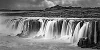 Panoramafoto des Selfoss-Wasserfalls in schwarz-weiß