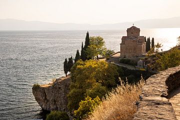 St. Jovan Kaneo-kerk aan het meer van Ohrid, Noord-Macedonië van Jan Schuler