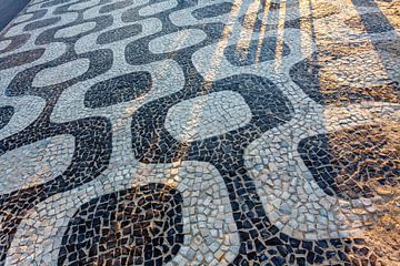 Black and white pattern of the famous sidewalk in Ipanema (designed by Oscar Niemeyer), Rio de Janei van WorldWidePhotoWeb