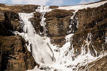 Rjúkandi waterfall, Iceland van VeraMarjoleine fotografie