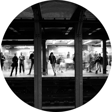 Metro in New York City, USA in zwart-wit 2 van Ingrid Meuleman