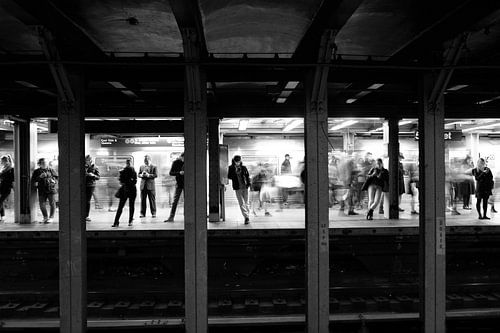 Metro in New York City, USA in zwart-wit 2 van Ingrid Meuleman