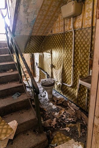 Les toilettes dans la cage d'escalier