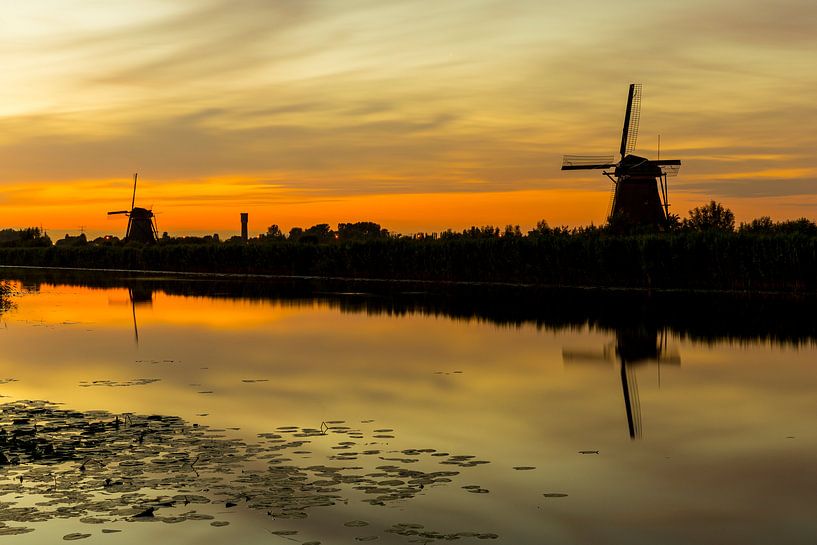 Molens bij zonsondergang in Kinderdijk van AwesomePics