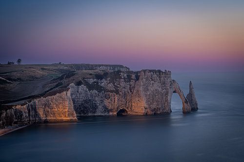 De rotsen van Etretat na zonsondergang