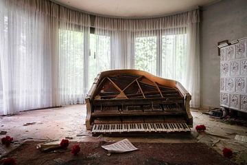 Verlassenes Klavier auf dem Boden.