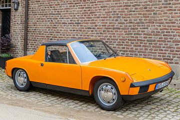 Porsche 914 klassischer Sportwagen in leuchtendem Orange von Sjoerd van der Wal Fotografie