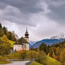 Kirche Maria Gern und das Watzmann-Massiv im Hintergrund im Herbst in Bayern Deutschland von Marga Vroom