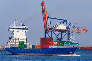 Container schip in de haven van Rotterdam van Sjoerd van der Wal Fotografie