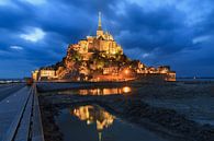 Mont Saint-Michel in de avond met dreigende lucht von Dennis van de Water Miniaturansicht
