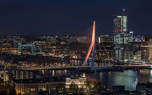 Die Erasmus-Brücke in Rotterdam in königlicher Farbe