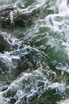 Abstraction maritime : vagues émeraude &amp ; embruns sauvages sur Nils Steiner