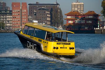 De watertaxi van Rotterdam altijd snel van scheepskijkerhavenfotografie