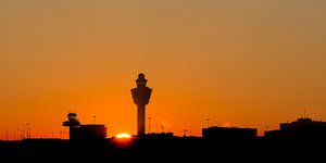 Zonsondergang op Amsterdam Schiphol Airport (AMS) van Marcel van den Bos