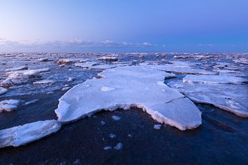Winters blauwe uur Moddergat ijs van Henk-Jan Hospes