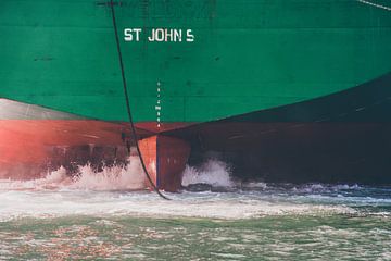 Propeller water while moored in port by scheepskijkerhavenfotografie