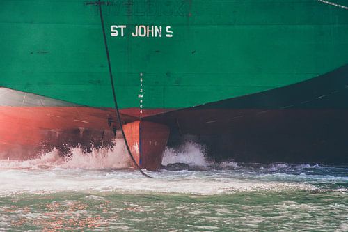 Schroefwater tijdens het afmeren in de haven