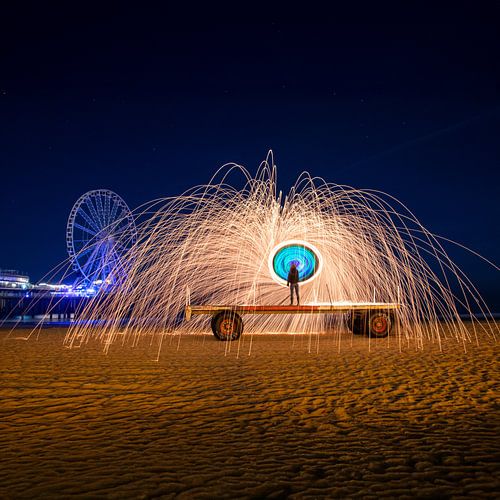 Staalwol lightpainting op het strand naast de pier van Scheveningen