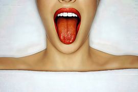 Frau mit rotem Lippenstift auf Handtuch