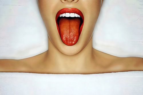 Femme avec du rouge à lèvres rouge sur une serviette