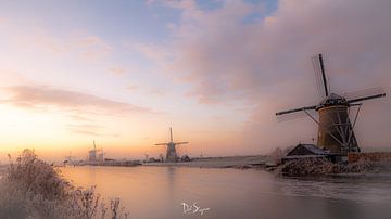 Zonsopkomst in een winters Kinderdijk van Dick Slagman