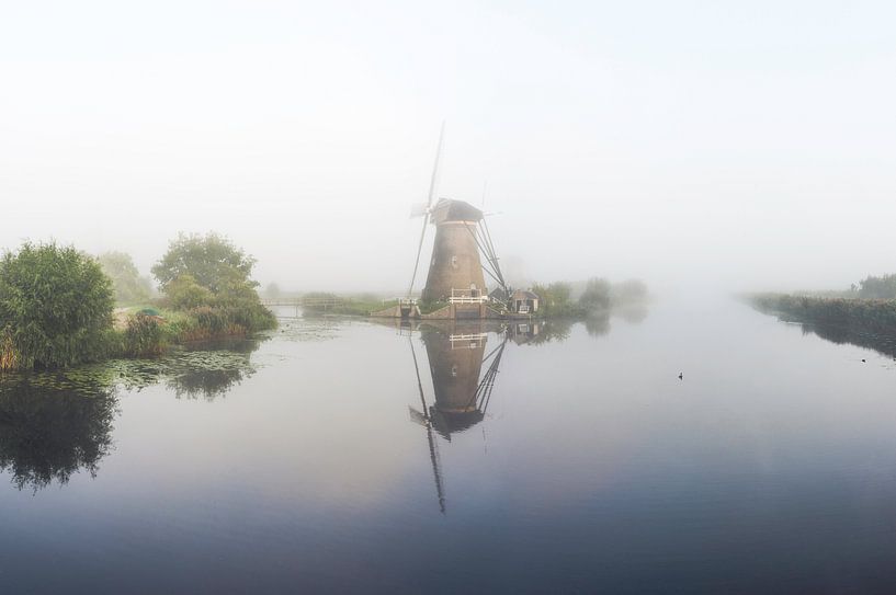 Kinderdijk windmolen in mist van Jasper Verolme