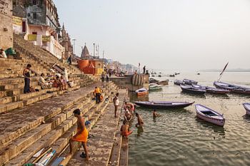 Varanasi, Indien. Männer baden im Fluss Ganges.