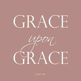 Grace upon Grace – Christelijke wanddecoratie in Oudroze van Sandra Hazes