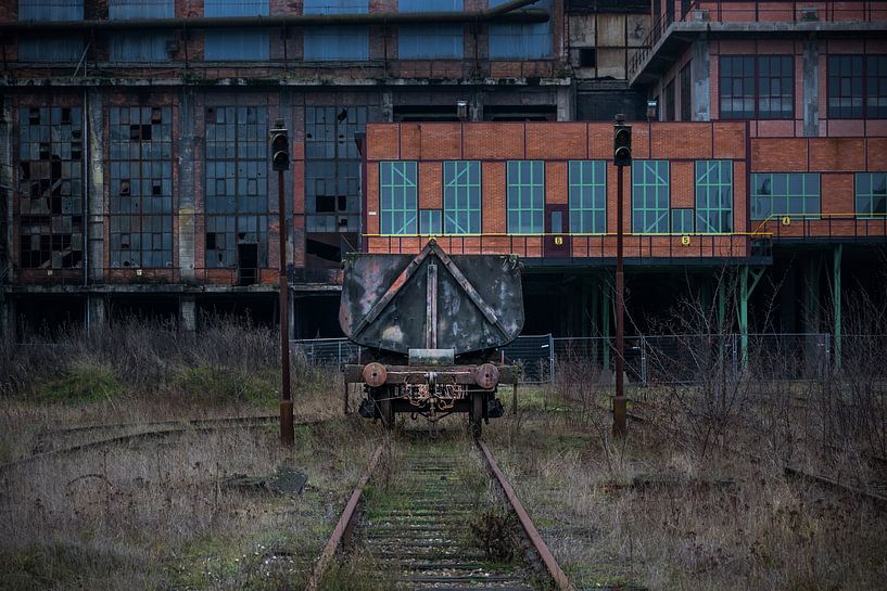 Wagon bij een verlaten fabriek van Patrick Verhoef