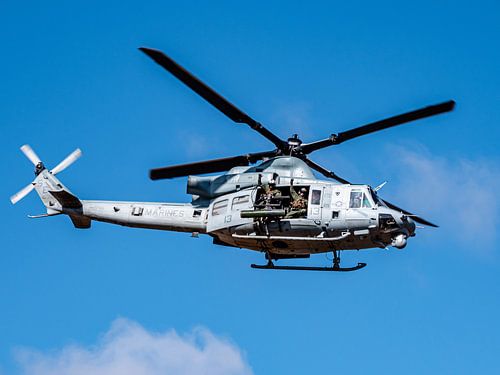 US Navy Huey doet een flyby