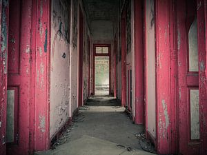 Corridor rouge dans un bâtiment scolaire abandonné et délabré sur Art By Dominic