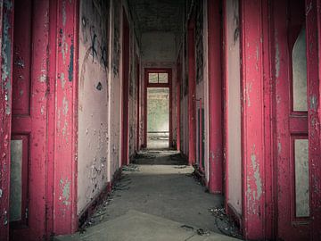 Roter Korridor im verlassenen und verfallenen Schulgebäude von Art By Dominic