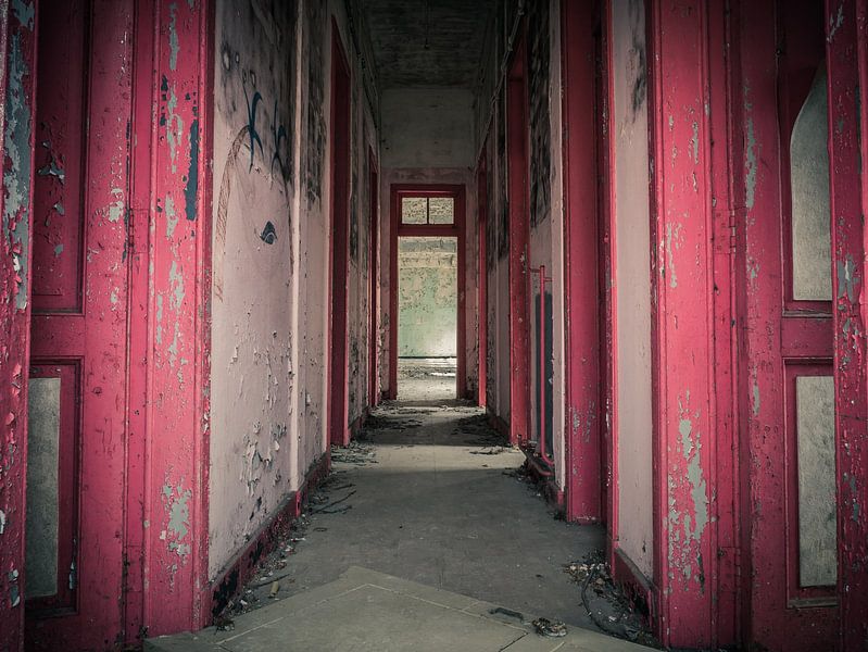 Corridor rouge dans un bâtiment scolaire abandonné et délabré par Art By Dominic