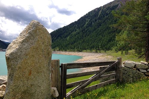 Holzgatter am Ufer des Neves-Stausees, Südtirol