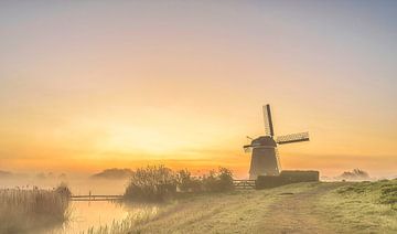 De zon komt op achter de Twiskemolen, Nederland
