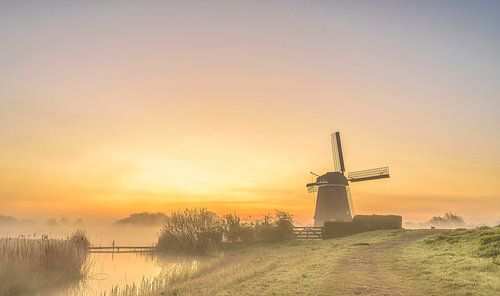 De zon komt op achter de Twiskemolen, Nederland