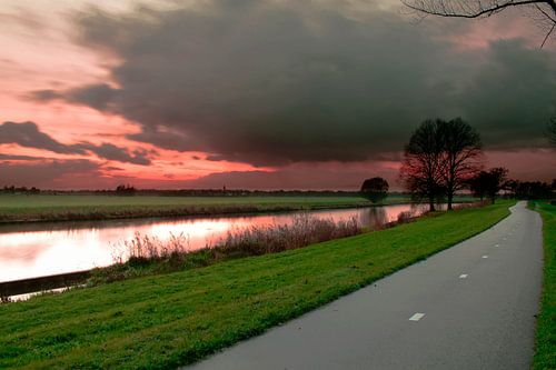 zonsondergang met regenbui