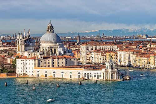 Basilica di Santa Maria della Salute met het Canal Grande in Venetië