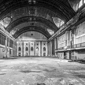 Verlaten voormalige krachtcentrale in het hart van Europa met prachtige architectuur. van Gentleman of Decay