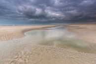 Regenwolken über dem Nordseestrand Terschelling. von Jurjen Veerman Miniaturansicht