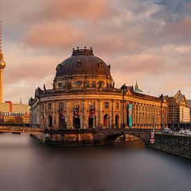 Deutsche Hauptstadt Berlin bei Sonnenuntergang von Marcel Tuit