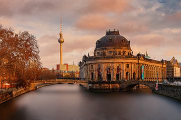 Deutsche Hauptstadt Berlin bei Sonnenuntergang