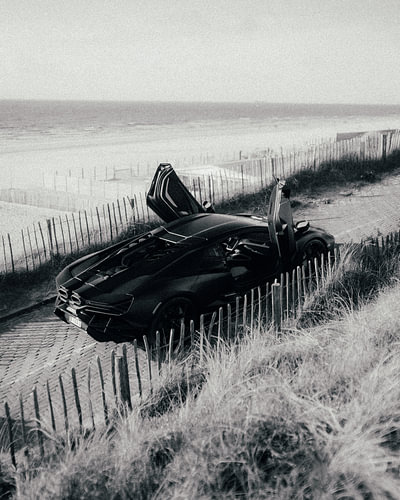Solitude monochrome : une Lamborghini Revuelto noire au bord de la mer