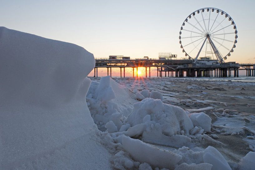 Sunset snowy Scheveningen by Remco Swiers