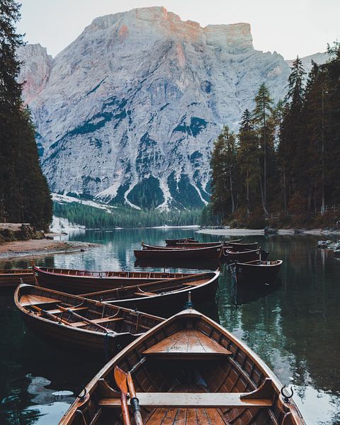 Boten bij het meer van Braies van Robin Berndt